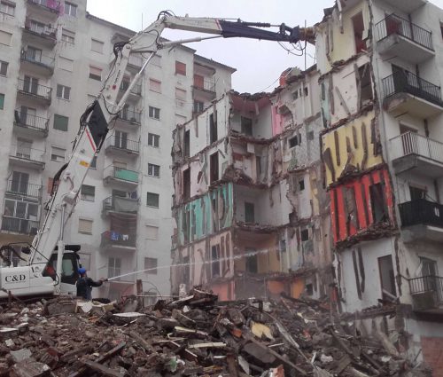 Derribo de tres fincas de 11 plantas situadas en el Barrio de l'Erm en Manlleu (Barcelona)