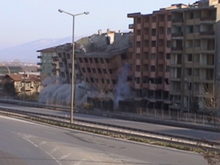 Demolición de los edificios afectados por el terremoto de la región de Izmit en Turquia