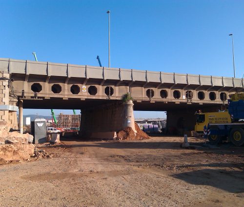 Derribo del "Puente del Trabajo" sobre vía ferrea